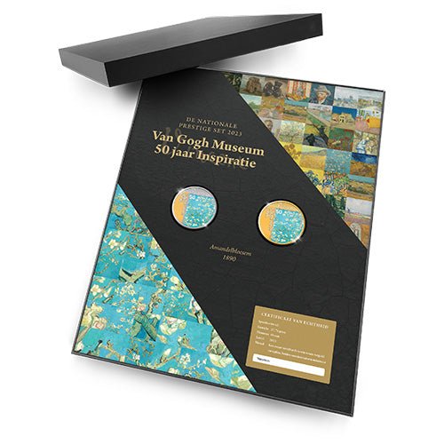 De Nationale Prestige Set Van Gogh Museum 50 Jaar Inspiratie ‘Van Gogh’s Amandelbloesem’ met de twee (verguld en verzilverd) Herdenkingsuitgiften - Edel Collecties
